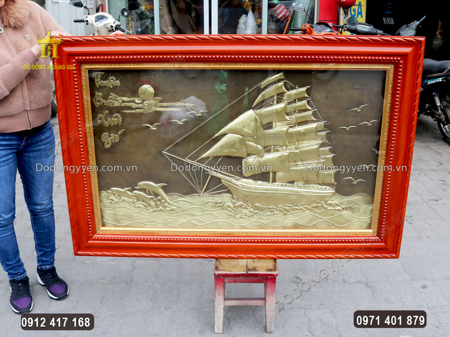 Bức tranh với chủ thể ch&iacute;nh l&agrave; h&igrave;nh ảnh con thuyền lướt đi nhanh tr&ecirc;n mặt nước